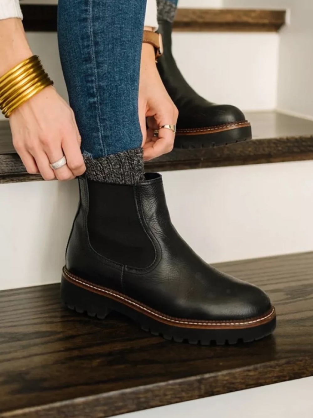 Caslon Miller Water Resistant Lug Chelsea Boot in Black Leather Size 5.5